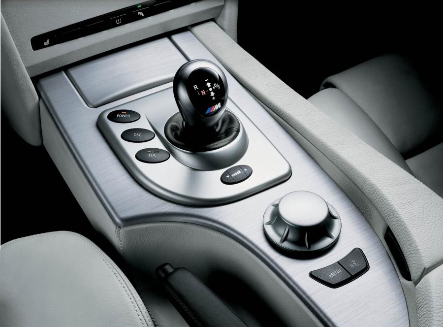Детали интерьера BMW M5 (E60) 2004 года  (WW) (фото 41 из 98)